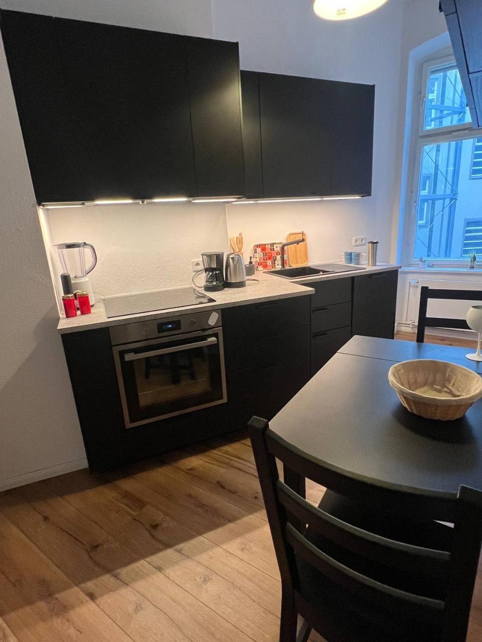 Stylish 2-Room Apartment With Balcony Next To East Side Gallery Berlin Eksteriør bilde