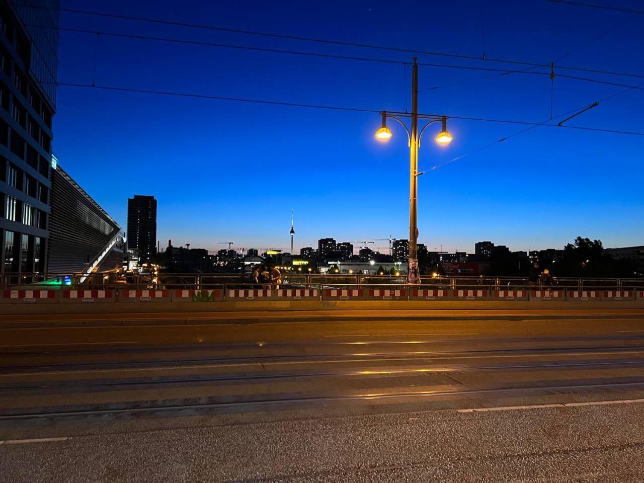 Stylish 2-Room Apartment With Balcony Next To East Side Gallery Berlin Eksteriør bilde